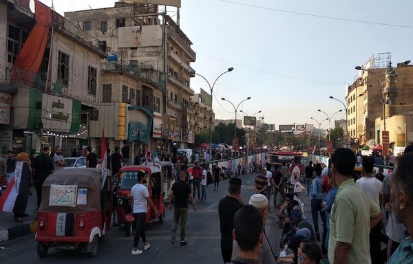 Iraqi protesters gather in Tahrir Square, Baghdad, on November 9, 2019, to denounce worsening conditions in and growing Iranian influence on their country. [Faris al-Omran/Al-Mashareq]