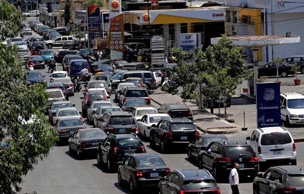 سيارات تصطف للحصول على الوقود في محطة بنزين ببيروت في لبنان بتاريخ 11 حزيران/يونيو وسط نقص حاد في الوقود. [أنور عمرو/وكالة الصحافة الفرنسية]