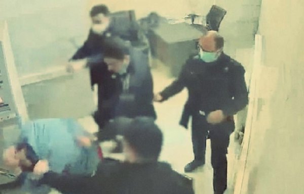 لقطة من كاميرات المراقبة تظهر حراس الأمن وهم يضربون سجينا في سجن إيفين سيئ السمعة في إيران، نشرتها مجموعة قرصنة على الإنترنت في 23 آب/أغسطس.