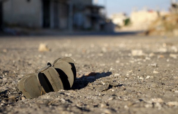 A photograph taken August 16 shows the remains of a mortar shell in Daraa al-Balad district, deserted after fighting between Syrian government forces and armed opposition groups in Daraa province. [Sam Hariri/AFP]