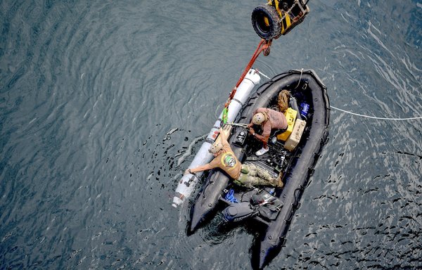 US Navy personnel launch an unmanned underwater vehicle during exercises with the British Royal Navy in the PersianGulf. [US Navy]