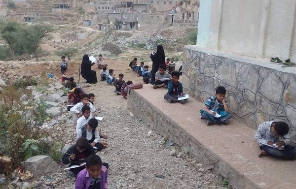 في اليوم الأول لانطلاق العام الدراسي الجديد في تعز، طلاب يمنيون يدرسون في الهواء الطلق في فناء مدرستهم المدمرة. [الصورة متداولة على مواقع التواصل الاجتماعي]