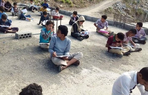 طلاب يمنيون يدرسون في الهواء الطلق في اليوم الأول لانطلاق العام الدراسي الجديد في تعز. [الصورة متداولة على مواقع التواصل الاجتماعي]