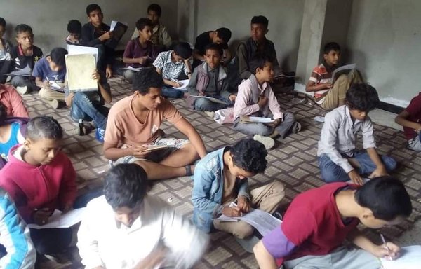 طلاب يمنيون في تعز يتابعون الفصل الدراسي وهم يفترشون الأرض. تفتقر الكثير من المدارس للتجهيزات الأساسية كالمقاعد والطاولات. [الصورة متداولة على مواقع التواصل الاجتماعي]