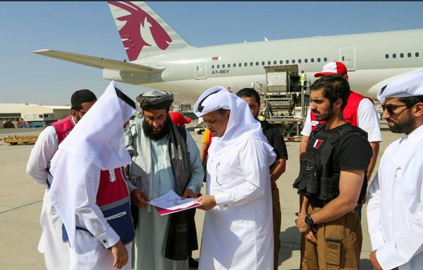 Afghan officials in September receive aid provided by Qatar as part of the Qatari efforts to contain the humanitarian crisis in Afghanistan. [Qatar News Agency]