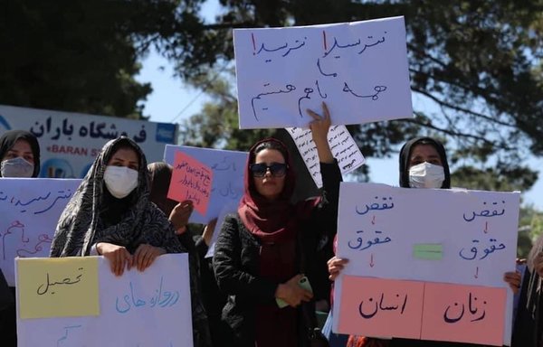 Women demonstrate to demand their rights in Afghanistan after the Taliban's takeover in mid-August. [Pajhwok Afghan News]
