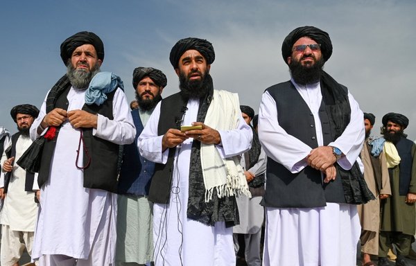 Taliban spokesman Zabiullah Mujahid (C) speaks to the media at the airport in Kabul on August 31. [Wakil Kohsar/AFP]