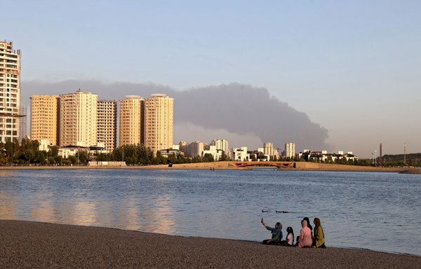 صورة التقطت يوم 2 حزيران/يونيو تظهر الدخان وهو يتصاعد من نيران معمل تكرير في طهران. وتبين بيانات منظمة أوبك أن إيران قد رفعت إنتاجها اليومي من النفط منذ آذار/مارس. [عطا كيناري/وكالة الصحافة الفرنسية]
