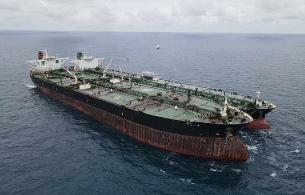 صورة نشرتها وكالة الأمن البحري الإندونيسية تبين ناقلة النفط هورس التي تحمل العلم الإيراني وناقلة النفط فريا التي تحمل علم بنما وهما راسيتان في مياه بونتياناك قبالة جزيرة بورنيو بإندونيسيا، يوم 24 كانون الثاني/يناير. وكان يشتبه في أن الناقلتين تقومان بعملية نقل غير قانونية للنفط في المياه الإندونيسية. [وكالة الأمن البحري الإندونيسية]