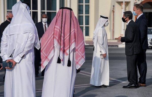 وزير الخارجية الأميركي أنتوني بلينكن يتحدث إلى مسؤولين في الحكومة القطرية قبل الصعود على متن طائرة لمغادرة مطار الدوحة القديم في 8 أيلول/سبتمبر. [أوليفييه دوليري/بول/وكالة الصحافة الفرنسية]