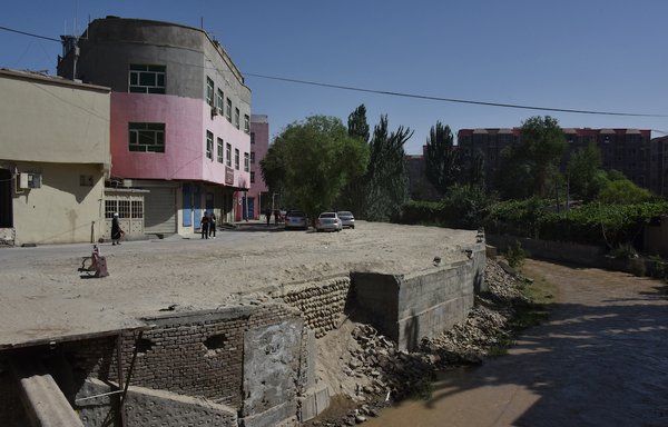 This photo taken on May 30, 2019, shows an empty space where the Gulluk Kowruk mosque once stood in Hotan, Xinjiang region, China. [Greg Baker/AFP]