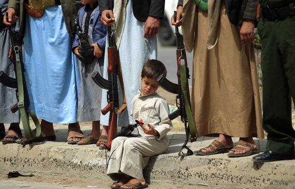 Supporters of the Houthis demonstrate in Sanaa on June 25, 2018, in support of fellow Houthis engaged in battles against the Arab coalition and Yemeni forces in the port city of al-Hodeidah. [Mohammed Huwais/AFP]