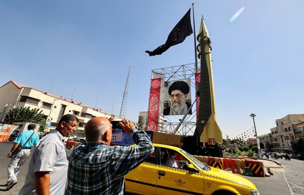 در نمایشگاه خیابانی ارتش و سپاه پاسداران ۳ مهرماه به مناسبت «هفته دفاع مقدس» در میدان بهارستان تهران، یک موشک زمین به زمین شهاب ۳ در کنار تصویر علی خامنه‌ای، رهبر ایران، به نمایش گذاشته شده است. [عطا کناره/خبرگزاری فرانسه]