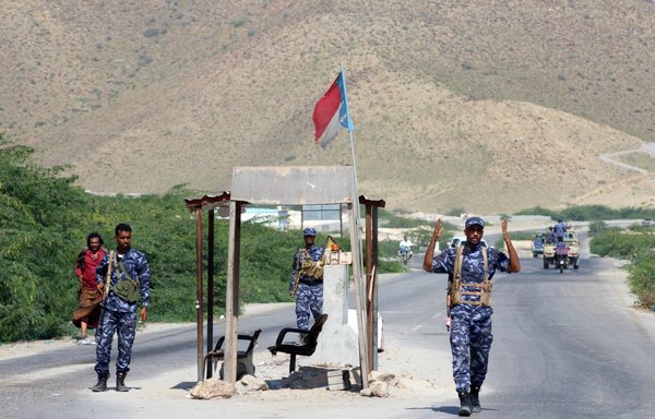 Yemeni security forces man a checkpoint in the former al-Qaeda in the Arabian Peninsula (AQAP) militant bastion of Mukalla in Yemen's coastal southern Hadramaut province, on November 30, 2018. [Saleh Al-Obeidi/AFP]