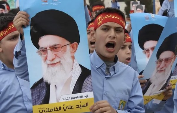 طلاب لبنانيون من أبناء الطائفة الشيعية يتابعون دراستهم في مدارس تابعة لحزب الله وهم يرفعون صورا للمرشد الأعلى الإيراني علي خامنئي. [حسن عزالدين]