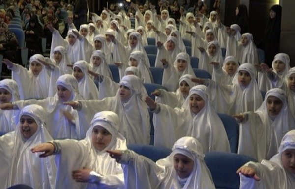 يقيم حزب الله في المدارس التي يسيطر عليها أو يديرها في لبنان احتفالات للفتيات عندما يبلغن سن التاسعة ويجبرن على ارتداء الحجاب. [حسن عزالدين]