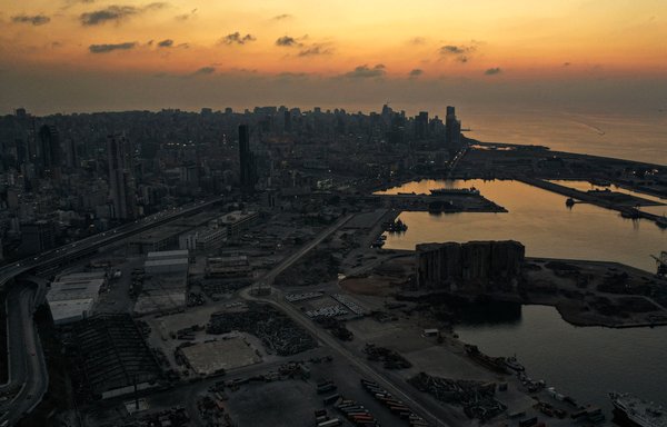 مشهد جوي لمنطقة المرفأ المدمرة في العاصمة اللبنانية بيروت وهي تغرق في الظلام أثناء انقطاع الكهرباء، في صورة التقطت يوم 11 تشرين الأول/أكتوبر. [وكالة الصحافة الفرنسية]