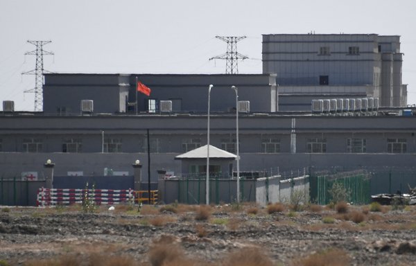 مركز خدمات التدريب وتعليم المهارات المهنية في مدينة آرتوكس، وهو أحد معسكرات ʼإعادة التثقيفʻ التابعة للنظام الصيني في سنجان. [غريغ بيكر/وكالة الصحافة الفرنسية]