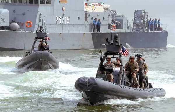 Soldiers from the United States, Kuwait, and other Gulf Co-operation Council states participate in the 2017 Eagle Resolve military exercise at Shuwaikh port, west of Kuwait City, on April 6, 2017. [Yasser al-Zayyat/AFP]