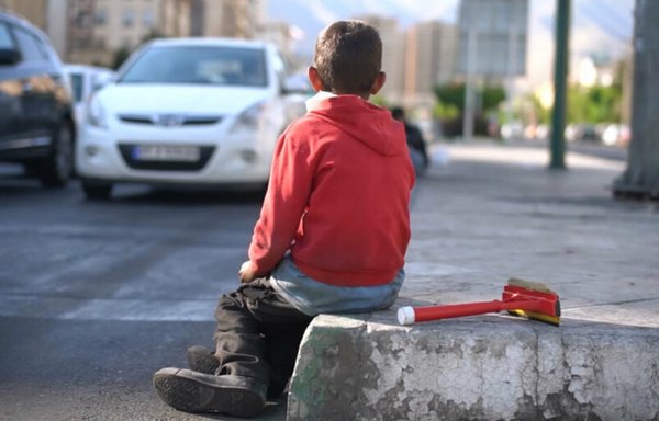 صورة لطفل عامل مشرد في طهران في شتاء عام 2019. [صبح رويش]