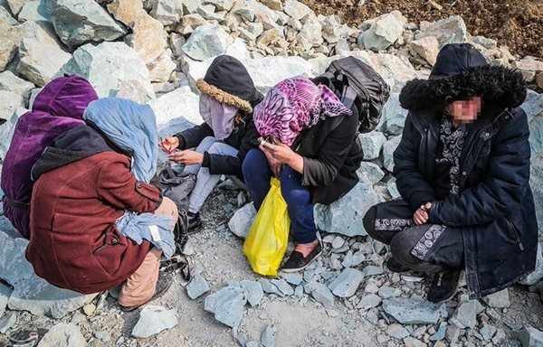 مجموعة من الأطفال المشردين في أطراف طهران في شتاء 2019. [نادي بويا للصحافيين]