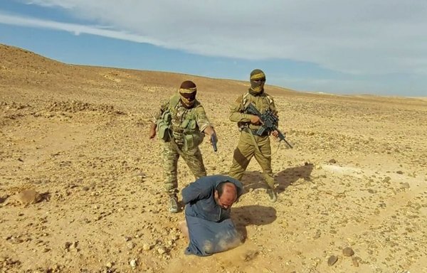 شبه‌ نظامیان داعش در رمادی ۱ آبان‌ ماه یک سرباز ارتش عراق را به اتهام «جاسوسی» اعدام کردند. [آرشیو]