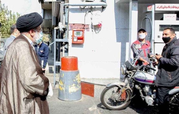 Iranian president Ebrahim Raisi paid an impromptu visit to a gas station in Tehran on October 27. [Barkhat news]