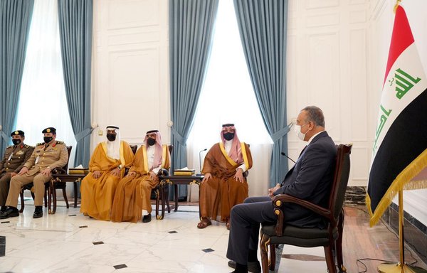 مصطفی کاظمی، نخست وزیر عراق، روز ۱۳ شهریور با شاهزاده عبدالعزیز بن سعود، وزیر کشور عربستان سعودی، و هیأت وی دیدار کرد. در این دیدار دو طرف پیرامون تقویت همکاری امنیتی میان بغداد و ریاض گفتگو کردند. [دفتر رسانه ای نخست وزیر کاظمی]