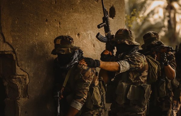 در این عکس تبلیغاتی که توسط یکی از شاخه های کتائب حزب الله در فضای مجازی منتشر شده است، شماری از شبه نظامیان عراقی مسلح مورد حمایت ایران دیده می شوند.