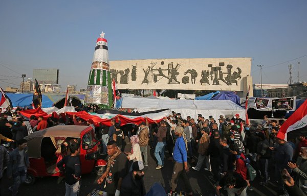 Iraqi protesters gather during a demonstration in Baghdad's Tahrir Square on December 26, 2019. [Ahmad al-Rubaye/AFP]