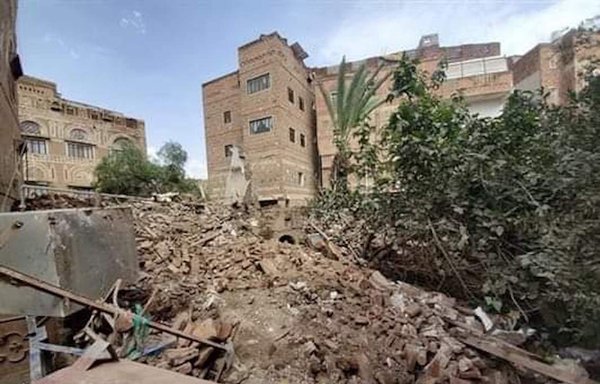 صورة متداولة على مواقع التواصل الاجتماعي تظهر منزلا في صنعاء القديمة كان ملك الشاعر اليمني عبد الله البردوني لكنه انهار عام 2020 عقب هطول أمطار غزيرة. هذا المنزل هو أحد المنازل التي استولى عليها الحوثيون.
