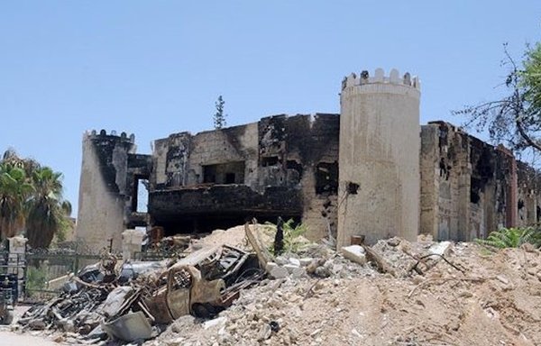 یک ساختمان دولتی در مناطق روستایی دمشق با وجود اینکه جنگ در این منطقه تقریباً سه سال پیش متوقف شده، همچنان ویران است. [سنا]