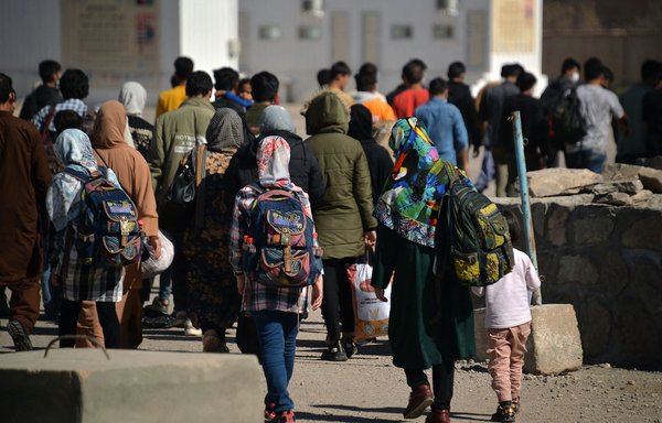 أفغان تم ترحيلهم قسرا من إيران إلى أفغانستان يسيرون باتجاه الحدود بين البلدين عند معبر إسلام قلعه يوم 19 تشرين الأول/أكتوبر. [هوشانغ هاشمي/وكالة الصحافة الفرنسية]