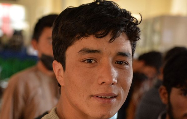 قال عبد الصمد، 19 عاما، لوكالة الصحافة الفرنسية من مدينة إسلام قلعه الحدودية بعد ترحيله إلى أفغانستان، ʼسنبقى تائهين هنا. لا نعرف من أين نجد المال للعودة إلى ديارناʻ. [هوشانغ هاشمي/وكالة الصحافة الفرنسية]