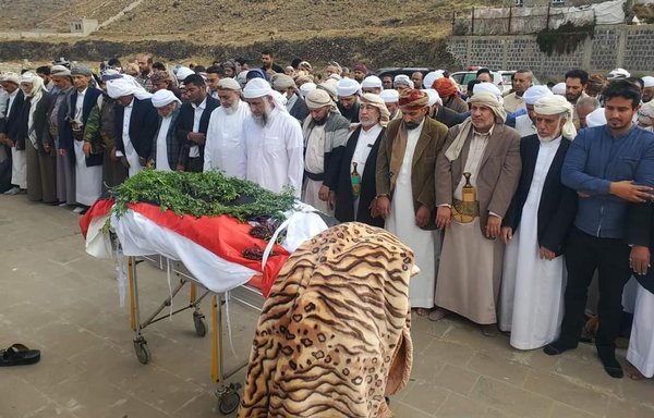Sanaa residents attend the funeral of journalist Rasha al-Harazi and her unborn child on the afternoon of Thursday, November 11. [Photo circulated by relatives on social media]