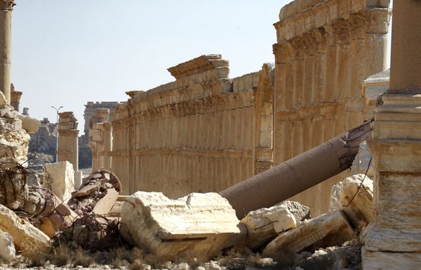 صورة تظهر الضرر الذي لحق بكولوناد تدمر الكبير في أنقاض مدينة تدمر الأثرية التي يعود تاريخها للحقبة الرومانية، وذلك يوم 7 شباط/فبراير في محافظة حمص السورية. [لؤي بشارة/وكالة الصحافة الفرنسية]