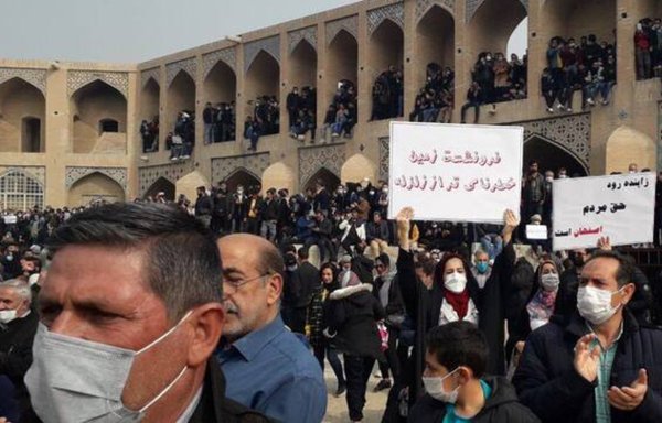 Iranians gather in protest over the ongoing and severe drought in Esfahan on November 27. [Mashregh.ir]