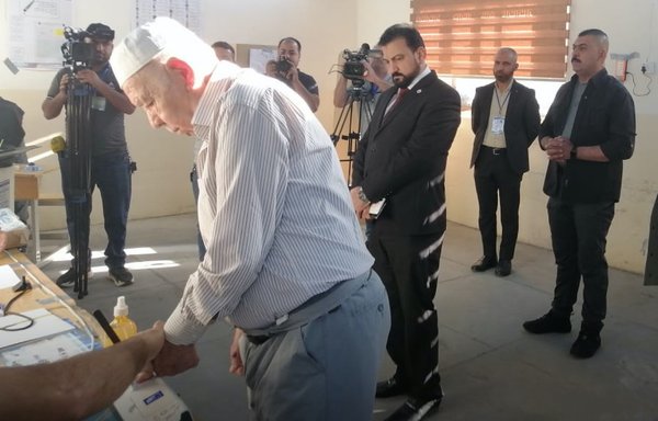 An Iraqi man casts his vote at a polling station in Kirkuk during the October 10 parliamentary elections. [Iraqi Independent High Electoral Commission]