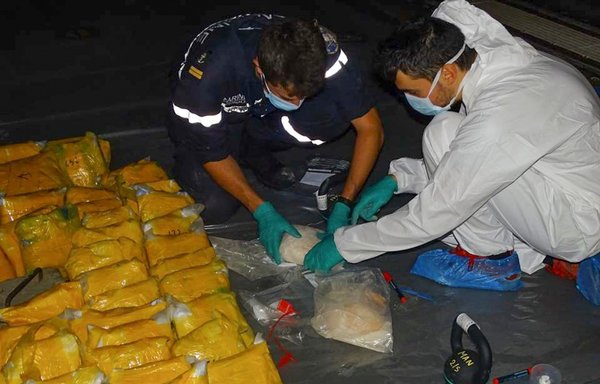 Sailors assigned to the French Frigate FS Floreal (F730) inventory a shipment of illicit drugs interdicted from a stateless dhow in international waters on the Indian Ocean, November 3. [CMF]