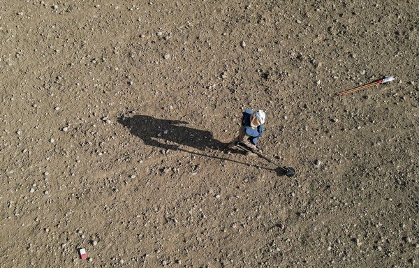 This picture taken November 29 shows an aerial view of a sweeper using a metal-detector to search for land mines and unexploded ordnance near the village of Hassan-Jalad, north of Mosul. [Zaid al-Obeidi/AFP]