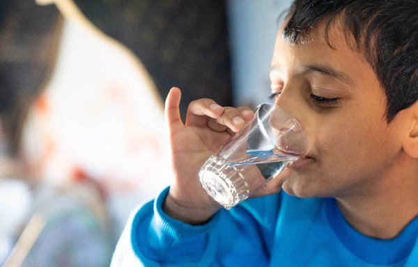 Diaa, a Syrian refugee who resides at Jordan's Zaatari camp, drinks a glass of water in this file photo from 2019. [UNICEF]