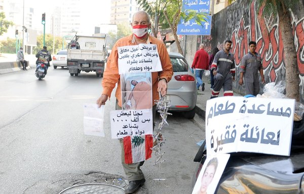 دفع الانهيار الاقتصادي العديد من اللبنانيين للجوء إلى التسول من أجل تأمين الغذاء والدواء والمال. [زياد حاتم]