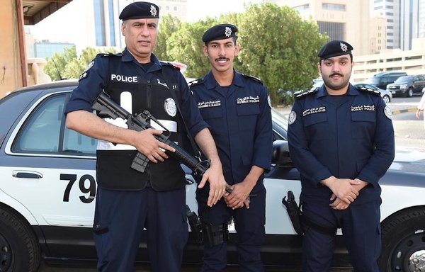 نیروهای امنیتی کویت که در این عکس بدون تاریخ دیده می شوند، از نزدیک هسته های حزب‌الله و سپاه پاسداران را در این کشور حوزه خلیج فارس زیر نظر دارند. [حسینیه معرفی]