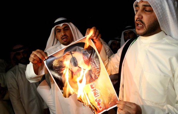 در این عکس آرشیوی به تاریخ ۲۱ خرداد ۱۳۹۲، معترضان در مقابل سفارت لبنان در شهر کویت در جریان تظاهراتی علیه مداخله حزب الله و ایران در سوریه تصویر حسن نصرالله، رئیس حزب الله، را به آتش می کشند. [یاسر الزیات/ خبرگزاری فرانسه]