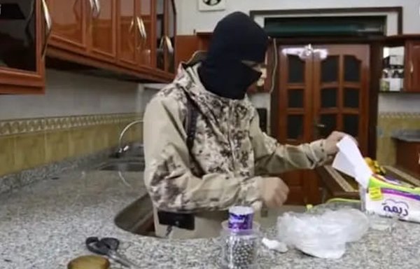 عکس از صفحه مربوط به یک ویدئوی تبلیغاتی داعش که یکی از عناصر این گروه را نشان می‌دهد که در حال توضیح دادن نحوه تهیه مواد منفجره با استفاده از روش‌های ابتدایی برای انجام حملات در خاک اروپا است. [دیده‌ بان الازهر برای مبارزه با افراط‌ گرایی]