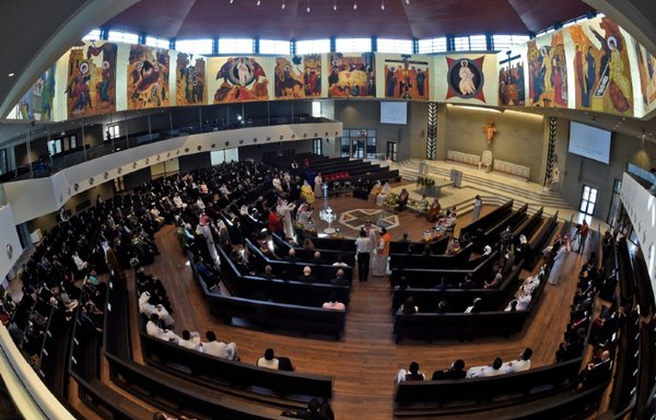 صورة عامة تظهر كاتدرائية سيدة العرب خلال افتتاحها في العوالي جنوبي المنامة عاصمة البحرين في 9 كانون الأول/ديسمبر. [مازن مهدي/وكالة الصحافة الفرنسية]