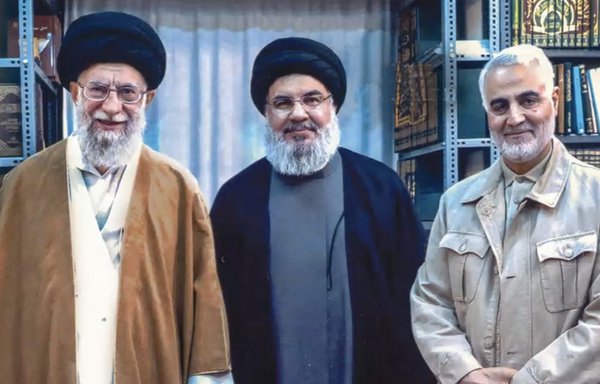صورة غير مؤرخة نشرها مكتب المرشد الأعلى علي خامنئي في إيران، يظهر فيها هذا الأخير (إلى اليسار) ومعه زعيم حزب الله حسن نصر الله (في الوسط) وقائد فيلق القدس الراحل قاسم سليماني.