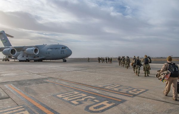 Airmen participating in the ACE series board a US Air Force plane in Saudi Arabia on December 10. [Saudi Ministry of Defence]