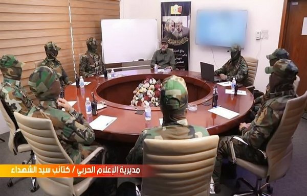 زعيم ميليشيا كتائب سيد الشهداء أبو ولاء الولائي مع عدد من أتباعه في صورة نشرت على الإنترنت يوم 21 تشرين الثاني/نوفمبر 2021.