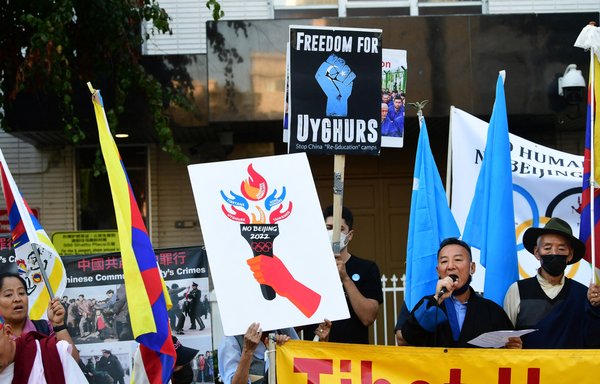 حشد من الناشطين تجمعوا أمام القنصلية الصينية في لوس أنجلس في كاليفورنيا، يوم 3 تشرين الثاني/نوفمبر الماضي، مطالبين بمقاطعة دورة الألعاب الأولمبية الشتوية في بكين لعام 2022 بسبب مخاوف بشأن سجل الصين في مجال حقوق الإنسان. [فريدريك ج. براون/وكالة الصحافة الفرنسية]